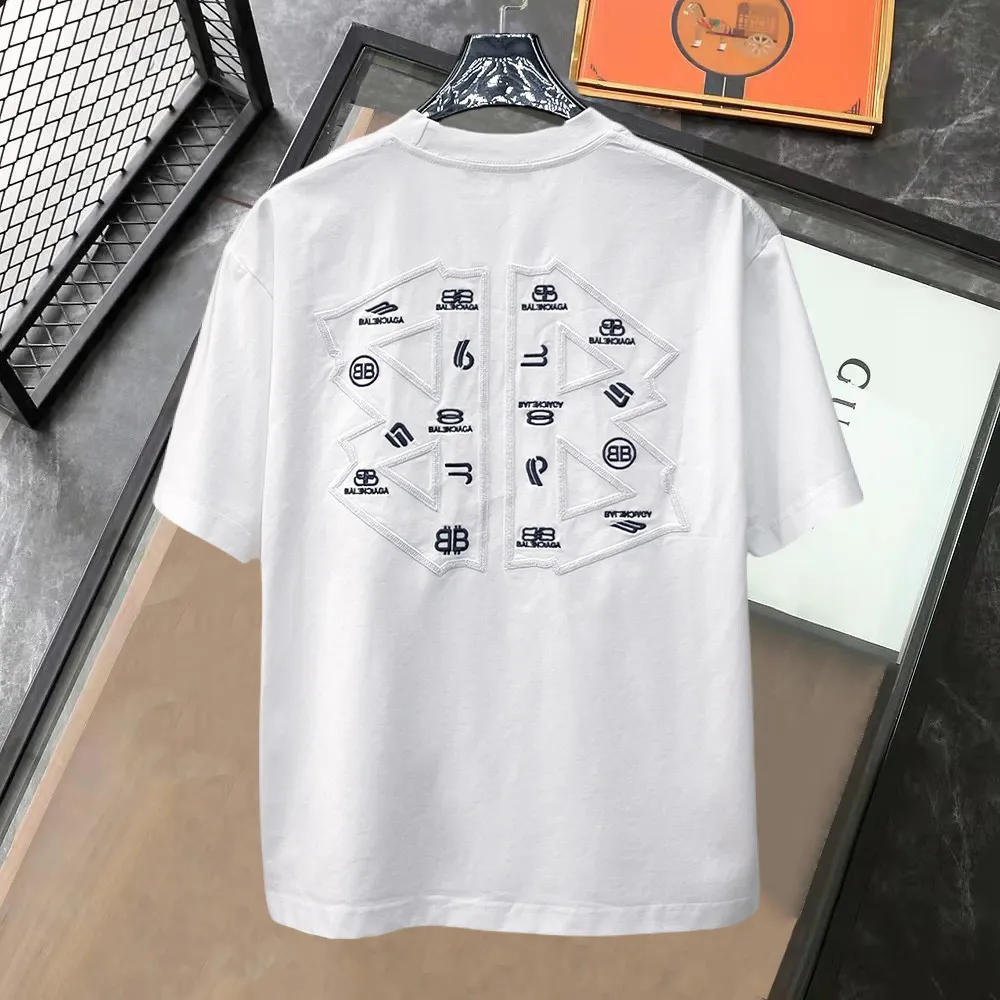 Balenciaga's high-end top-quality products 🐮2026 Spring and Summer New Arrival first counter, the latest New Arrival short-sleeved round neck T-shirt, Premium customized design, avant-garde and fashionable! Brand logo heavy craftsmanship design Premium customized 260g fabric. Soft to the touch. Comfortable to wear. Counter-level exquisite stitching. Fine workmanship. The upper body effect is incomparably handsome! A must-have item for men and women with the same style! Sizes: S~XXL When placing an order, please state your height and weight. The maximum wearing size is 210 pounds (one size larger)